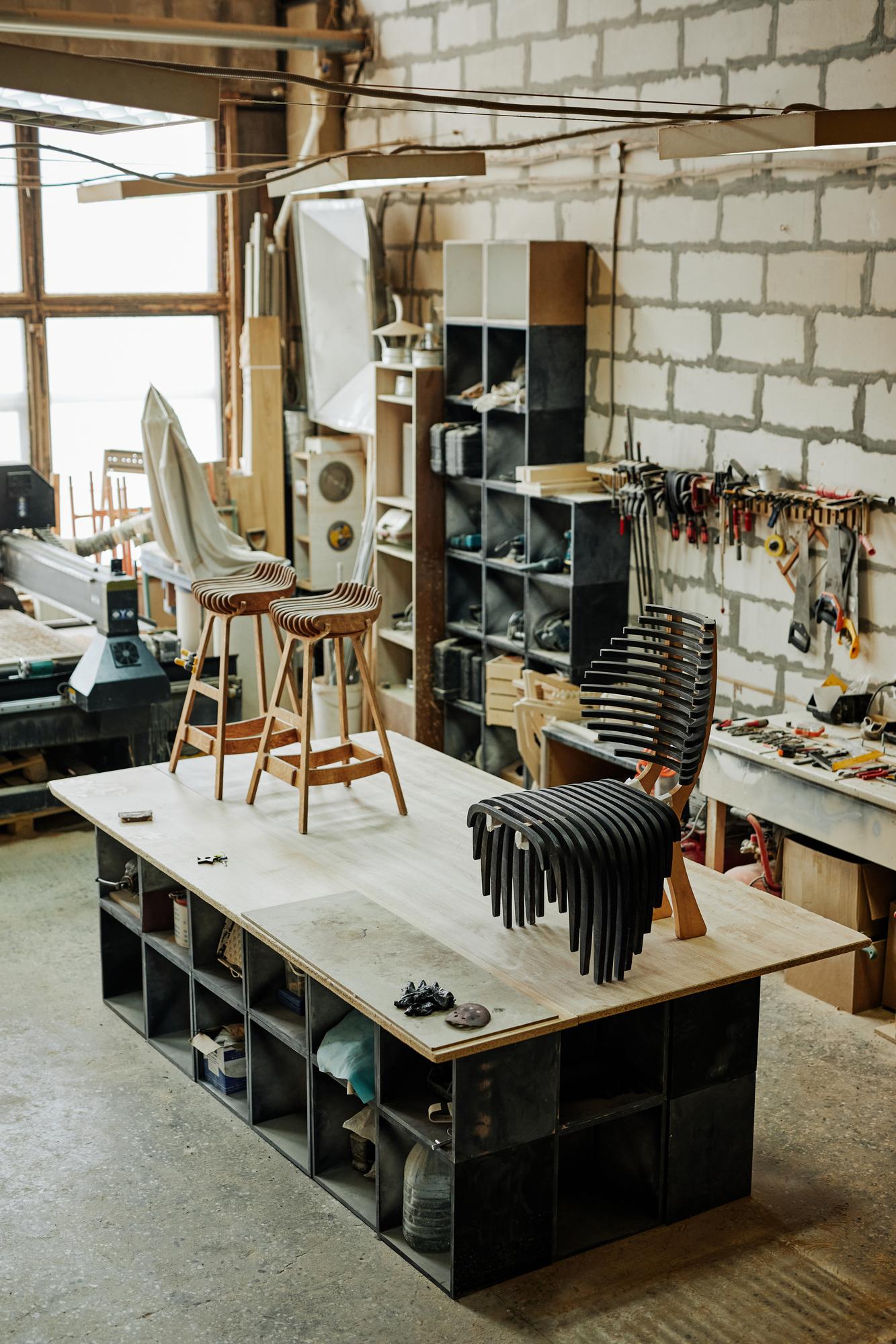 Atelier interior cu mese de lucru și fire colorate